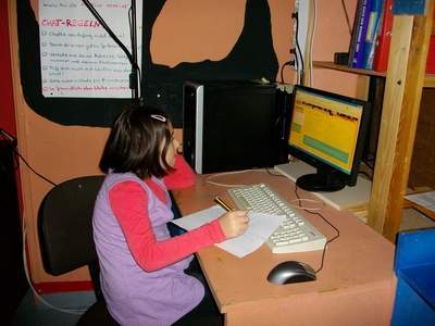 M&auml;dchen macht am Computer Hausaufgaben