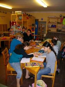 Kinder machen gemeinsam ihre Hausaufgaben
