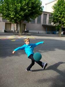 Eine Junge spielt mit einem Stoffball