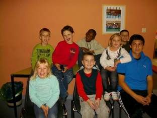 Gruppe von Kindern mit Betreuer bei der Kernzeitbetreuung
